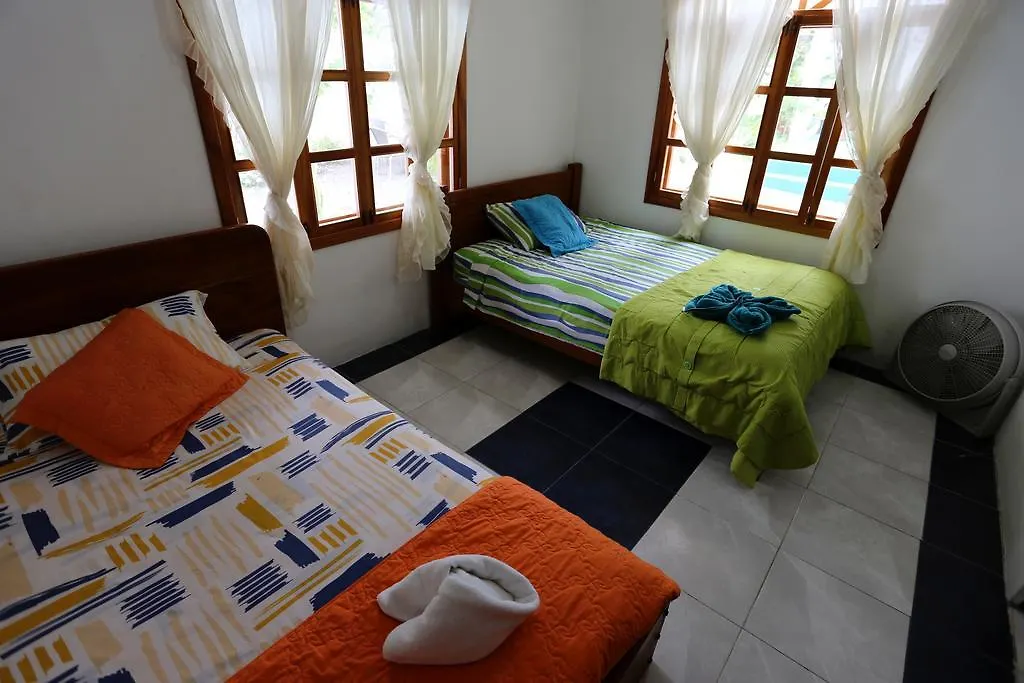 The Galapagos Pearl B&B プエルトアヨラ